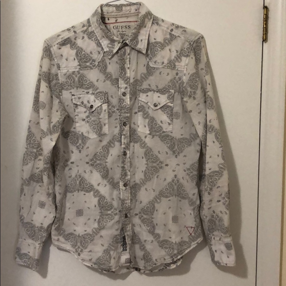 100% cotton lightweight men’s button up in paisley